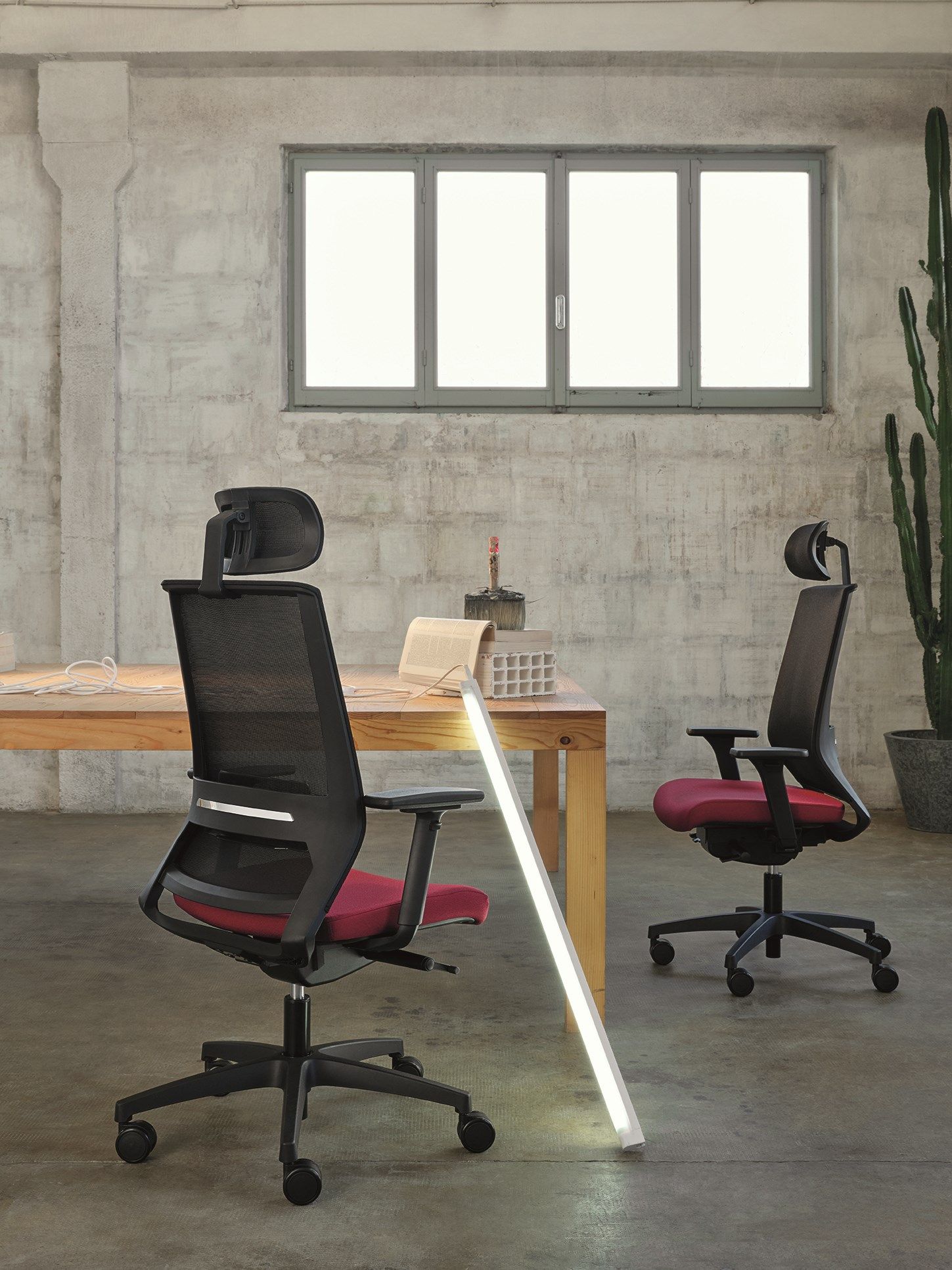 Мягкое регулируемое по высоте офисное кресло с подголовником Nahu Логика ARCH-00074703 - Вид №1