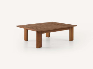 Низкий деревянный журнальный столик