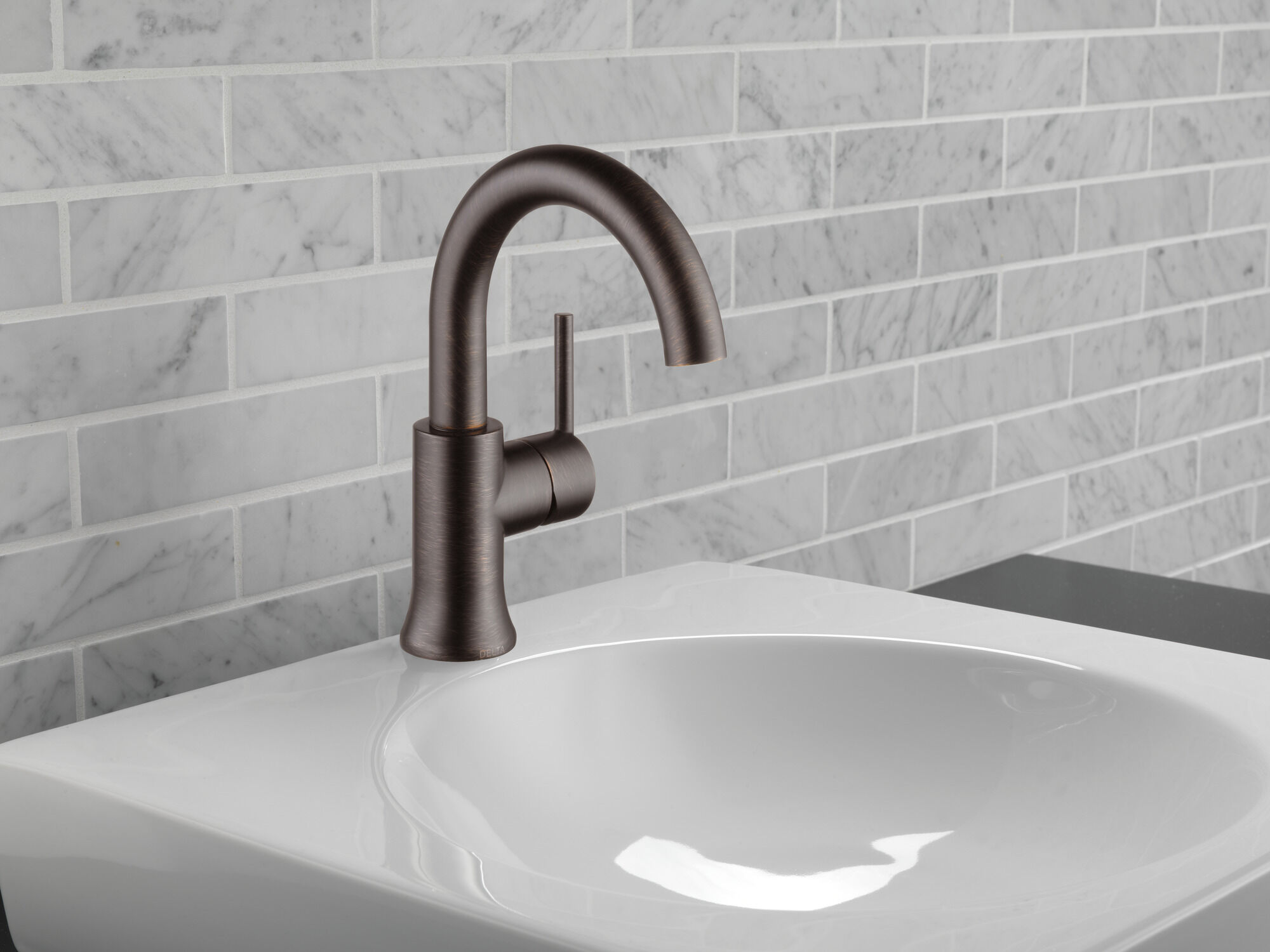 559HA-RB-DST Смеситель для ванной с высокой дугой с одной ручкой Delta Faucet Trinsic Венецианская бронза  - Вид №2