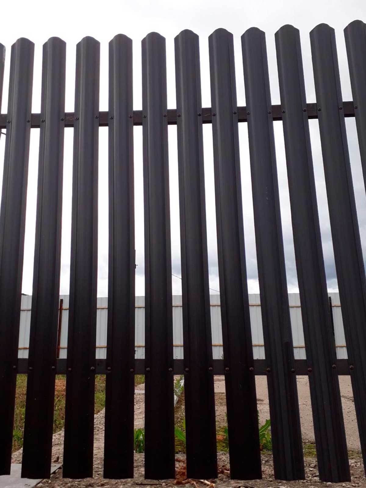 Штакетник пластиковый коричневый RAL 8017 ГеоПластБорд GPBST-163 - Вид №7