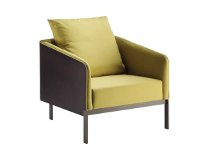 Тканевое кресло с подлокотниками