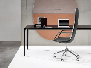 Офисное кресло руководителя с колесами с подлокотниками