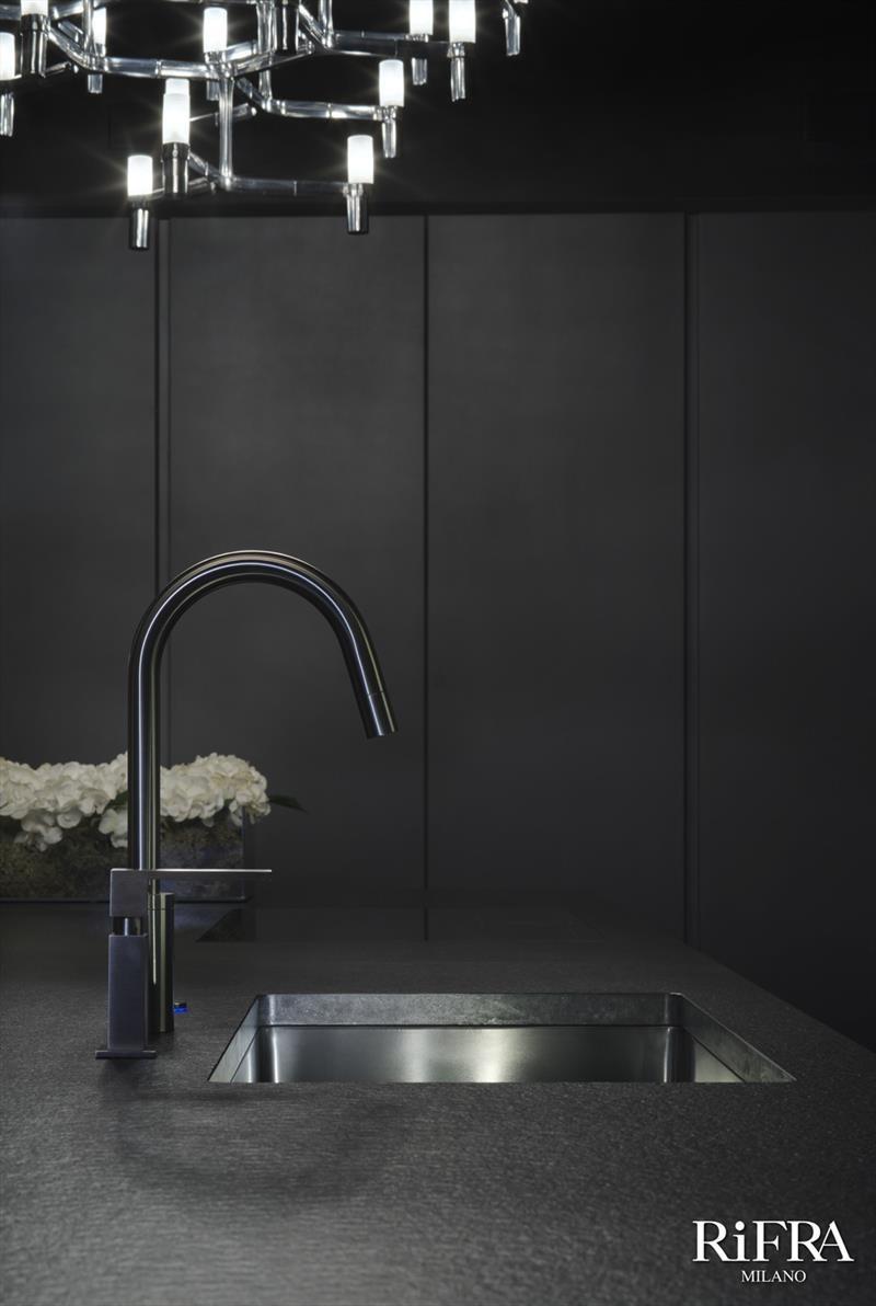 RIFRA Кухня с островом в черном бетоне и черном матовом лаке One sun-id-1423807 - Вид №5