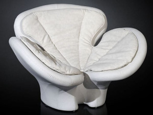 Кожаное кресло с подлокотниками