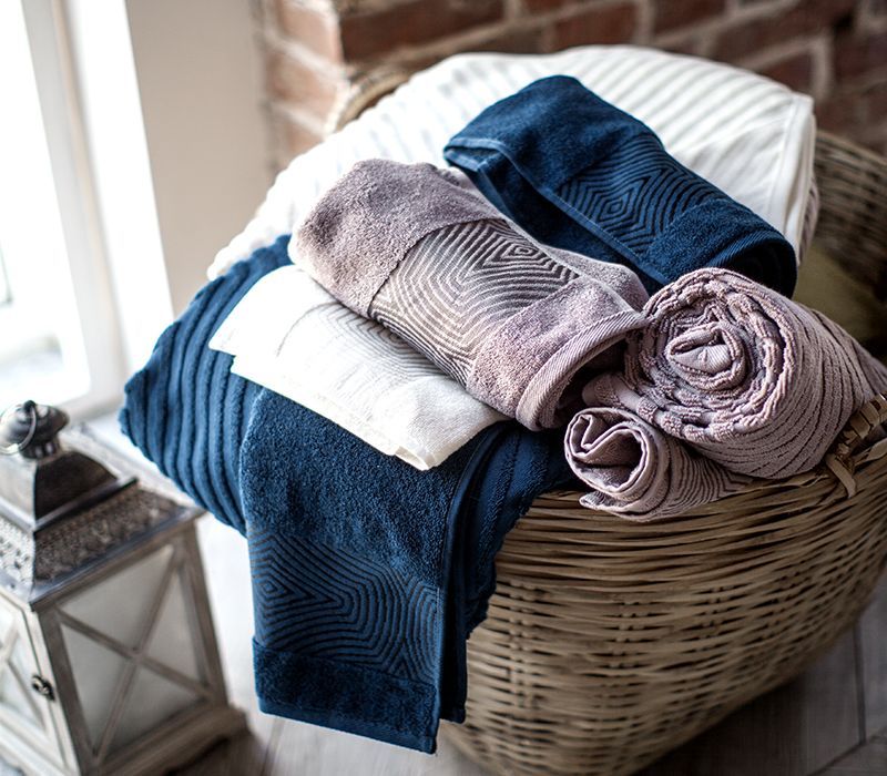 Полотенца из коллекции MAGNUM имеют богатую двустороннюю фактуру, благодаря высокой плотность полотна - 500 гр/м2. Это позволяет достичь объемной структуры, великолепной впитываемости и мягкости. Данная серия полотенец выполнена в трёх колористиках: глубо Victoria Stenova 216141 - Вид №3