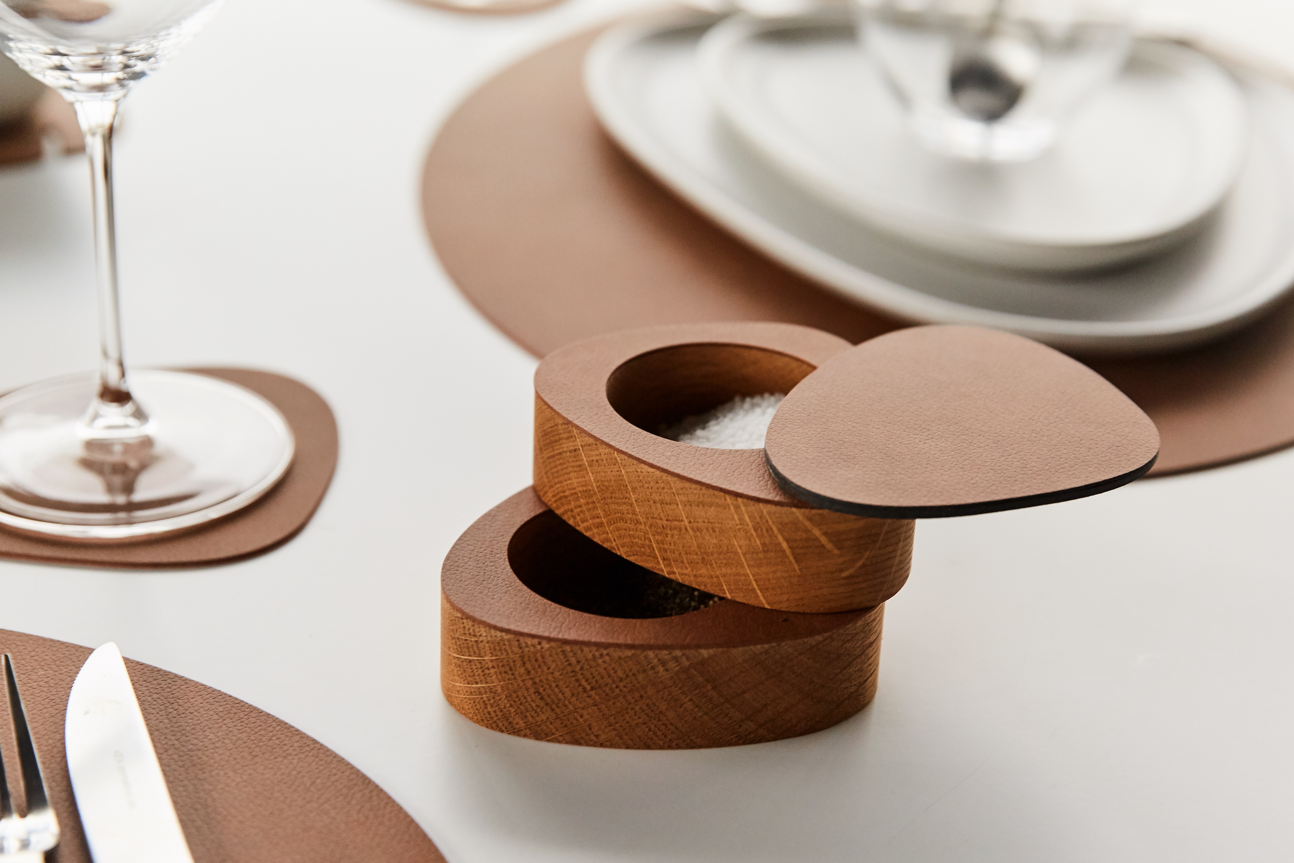 982622 NUPO nature набор солонка/перечница фигурная 8х10х3см ;LIND DNA  - Вид №1