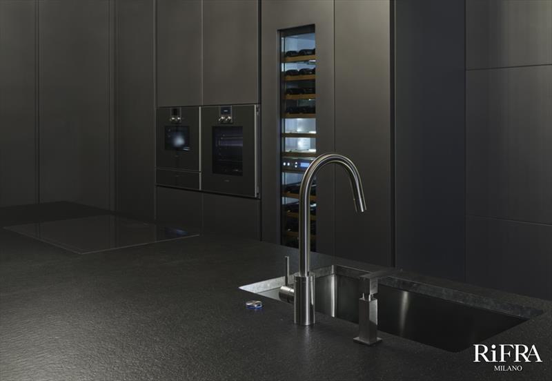 RIFRA Кухня с островом в черном бетоне и черном матовом лаке One sun-id-1423807 - Вид №4