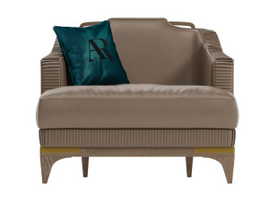 Кожаное кресло с подлокотниками