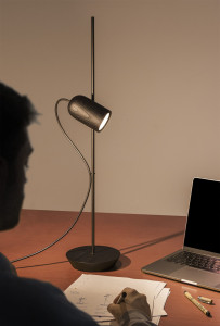 Регулируемая настольная лампа из ясеня