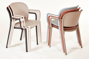 Полипропиленовый стул с подлокотниками