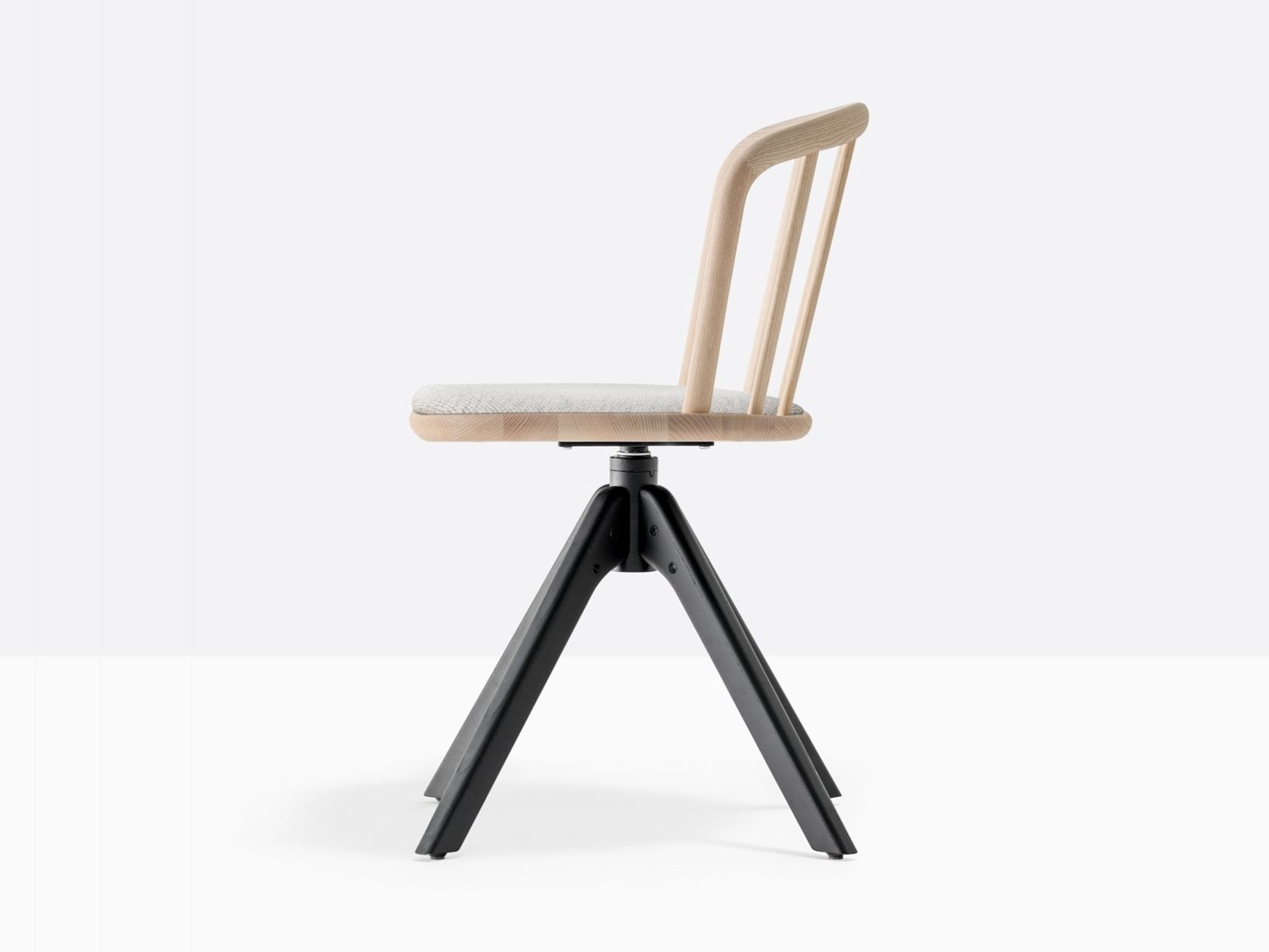 Вращающийся стул из ясеня с мягким сиденьем Pedrali Nym ARCH-00058335