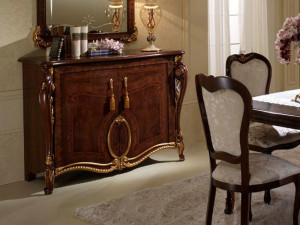 Деревянный шкаф в классическом стиле с распашными дверями