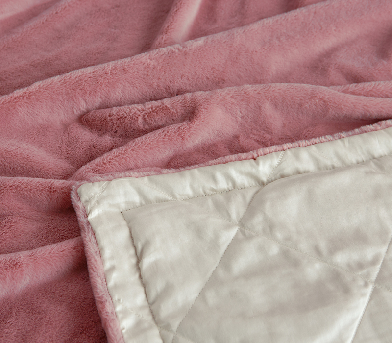 Модное цветовое решение пледа PINK NECTAR станет стильным акцентом для молодежного интерьера, уютной спальни, милой детской, оживит современную гостиную. Невероятно нежная фактура высококачественного припыленного розового цвета эко-меха прекрасно согреет Victoria Stenova 111131 - Вид №3