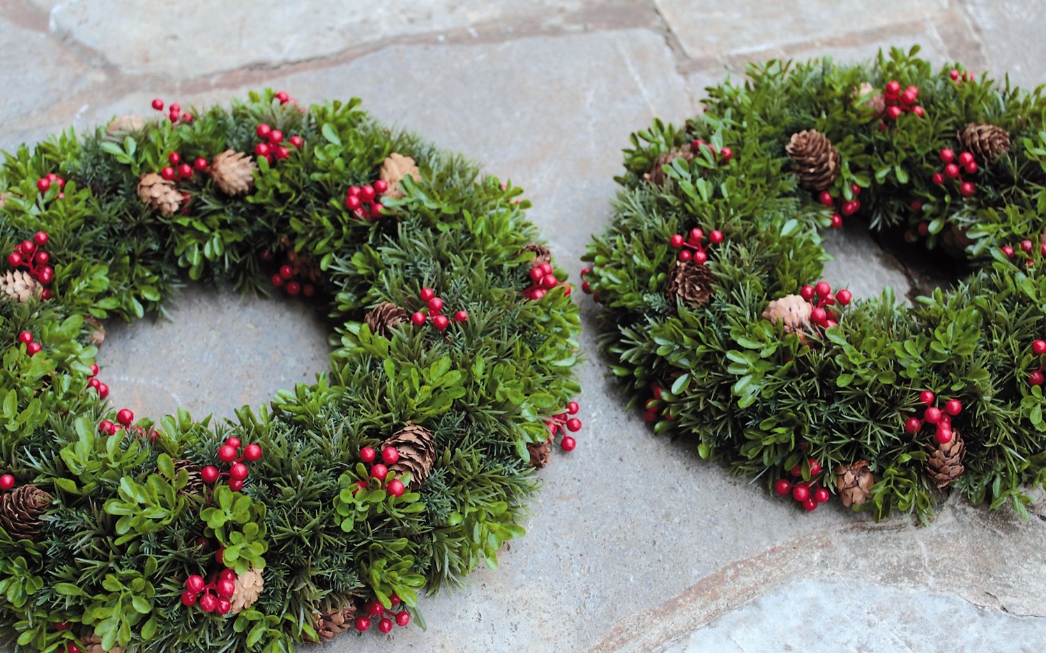 1040 883 a3 Венок искусственный 'ель / самшит / ягоды / шишки', Ø 37 см, зеленый H-andreas  - Вид №6