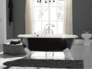 Овальная чугунная ванна на ногах