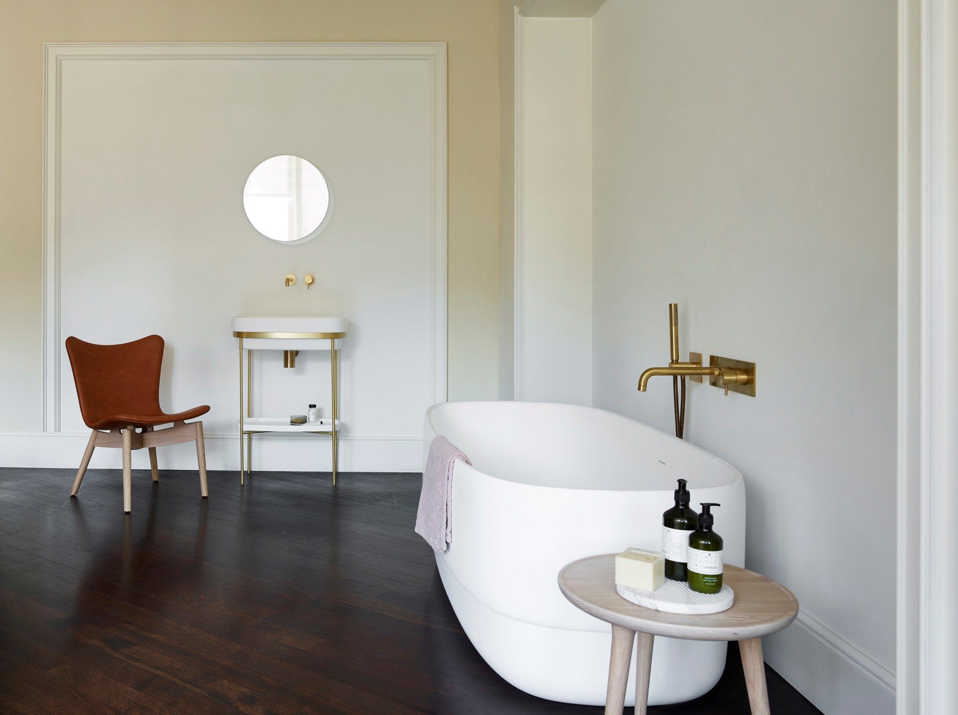 Овальная ванна в центре комнаты в Livingtec® Ex.T Лента ARCH-00072664 - Вид №2