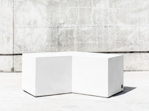 Бетонная скамья без спинки