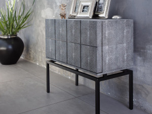 Стальной и деревянный шкаф с распашными дверцами