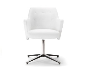 Спицевое кресло с подлокотниками