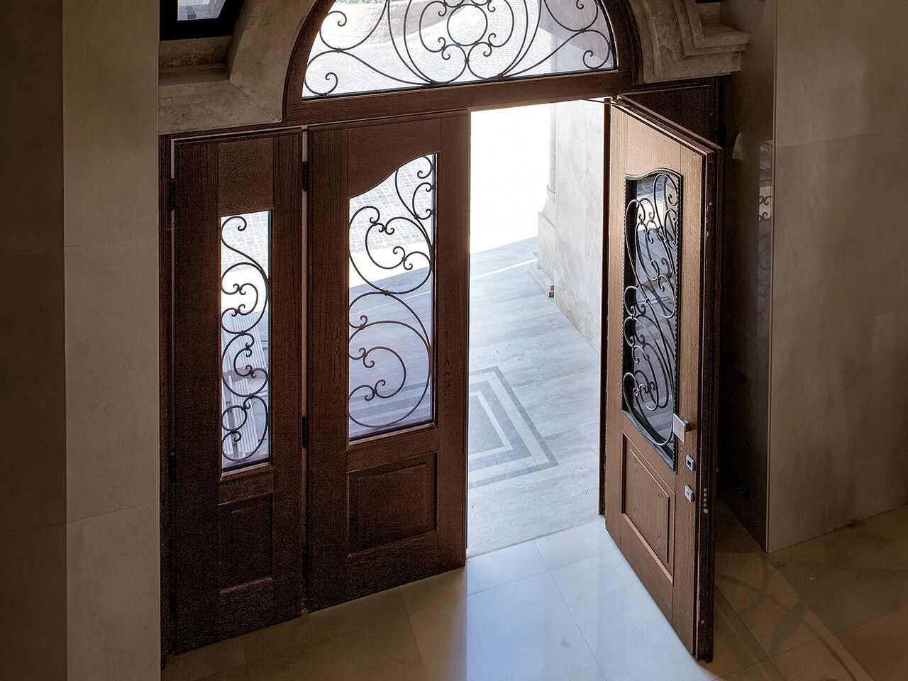 Бронированная входная дверь с открытыми петлями Oikos Evolution ARCH-00050448