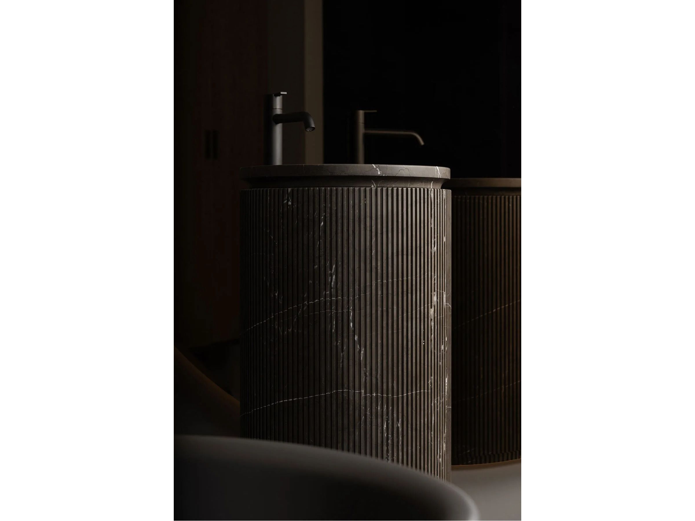 Отдельно стоящий круглый умывальник из мрамора Pietra Grey Inbani решетки ARCH-00034907 - Вид №12