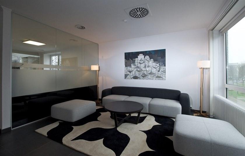 Andreu World Низкий круглый журнальный столик из дуба Uves Me3686 / me3687 - Вид №4