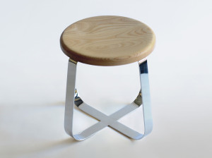 Низкий металлический и деревянный табурет