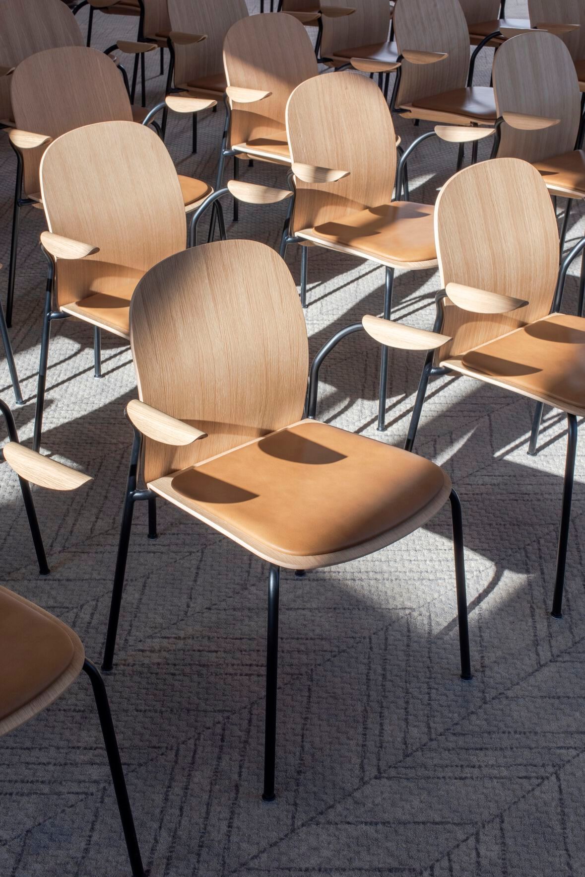 Штабелируемый стул из дуба с подлокотниками Gazzda Book ARCH-00021570 - Вид №7