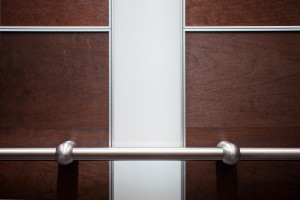 FSRT792 Интерьер лифта Levele-107 с захватными панелями из американской вишни со шпоном из темного махагони, стеклом vivichrome chromis с белой прослойкой и отделкой pearlex +; поручень компаса на частном участке, денвер, колорадо Forms-surfaces