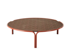 Низкий журнальный столик из ткани и металла