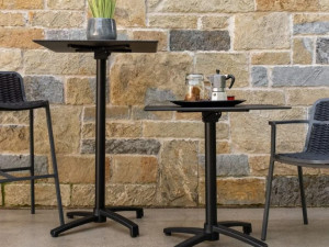 Высокий квадратный садовый стол