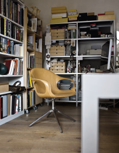 Кожаный стул с подлокотниками