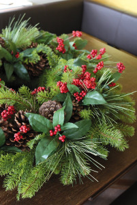 2001 844 a3 Искусственный венок 'микс зелени / ягод / шишек' Ø 76 см, зелено-красный H-andreas