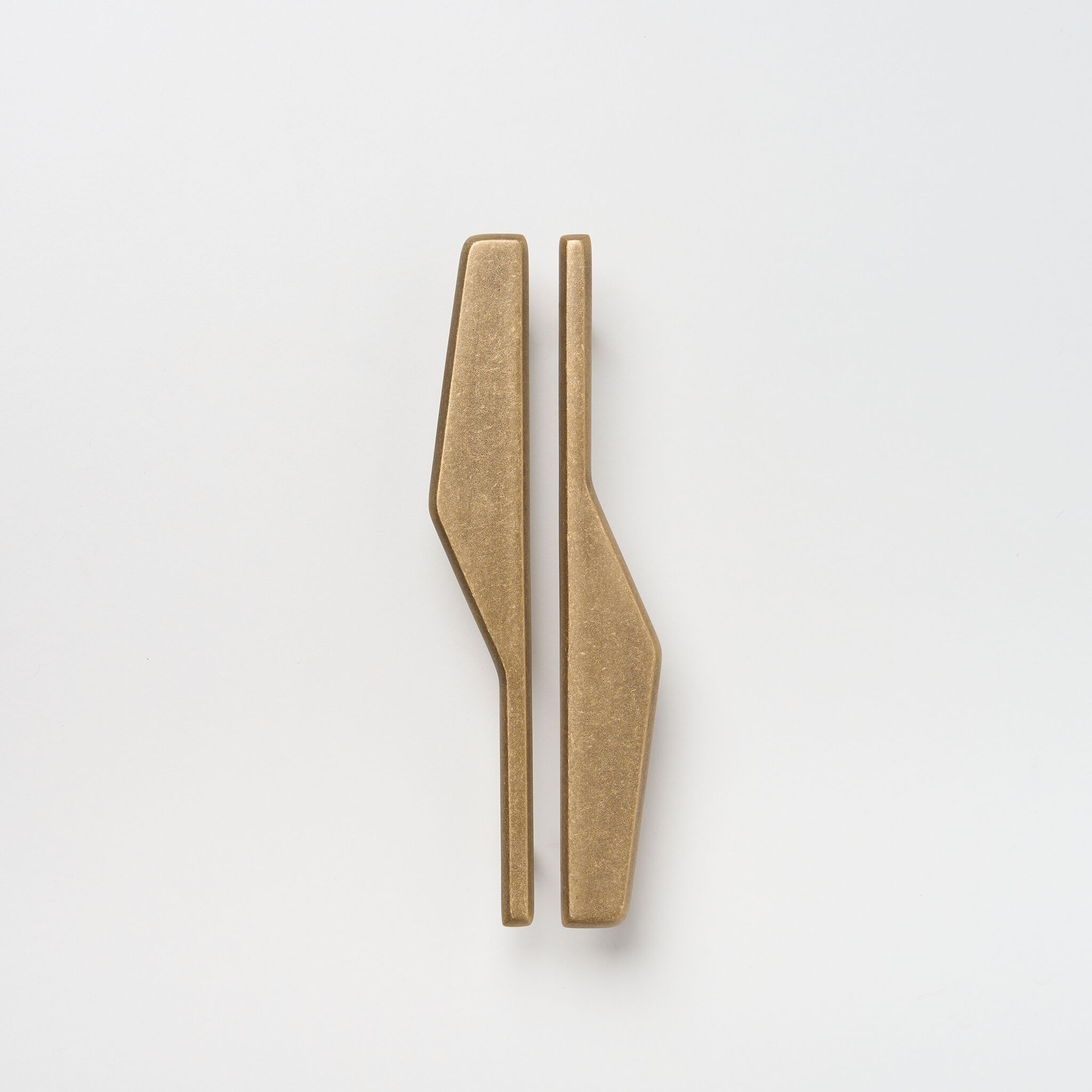 Латунная мебельная ручка Lo & Co Interiors Line Series ARCH-00089012 - Вид №4