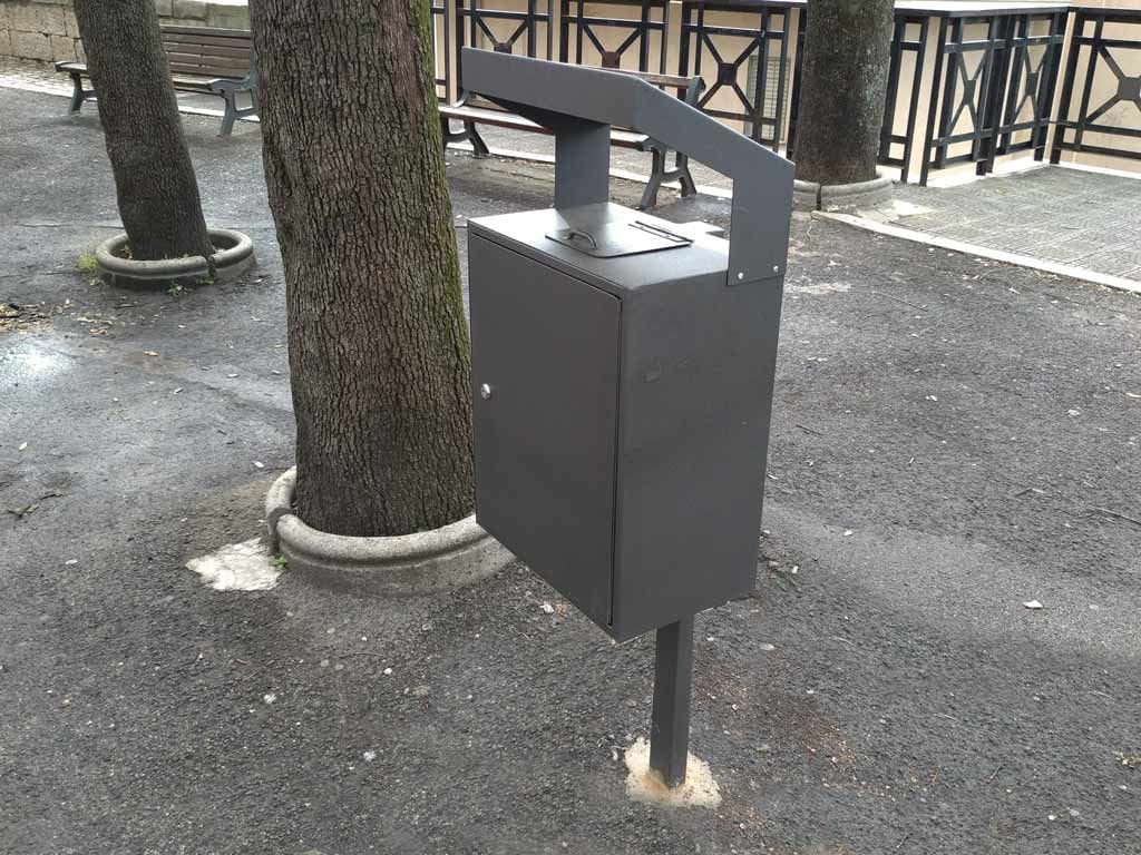 Оцинкованная стальная корзина для мусора для собак EUROCOMITALIA современная мебель ARCH-00063280 - Вид №2