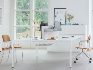 Множественный рабочий стол с звукопоглощающими перегородками