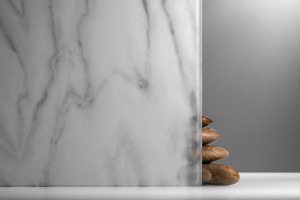 FSRT447 Стекло Vivitela shibori на изображении в конфигурации с одним прослойкой Aurora в белом цвете и отделкой pearlex + Forms-surfaces