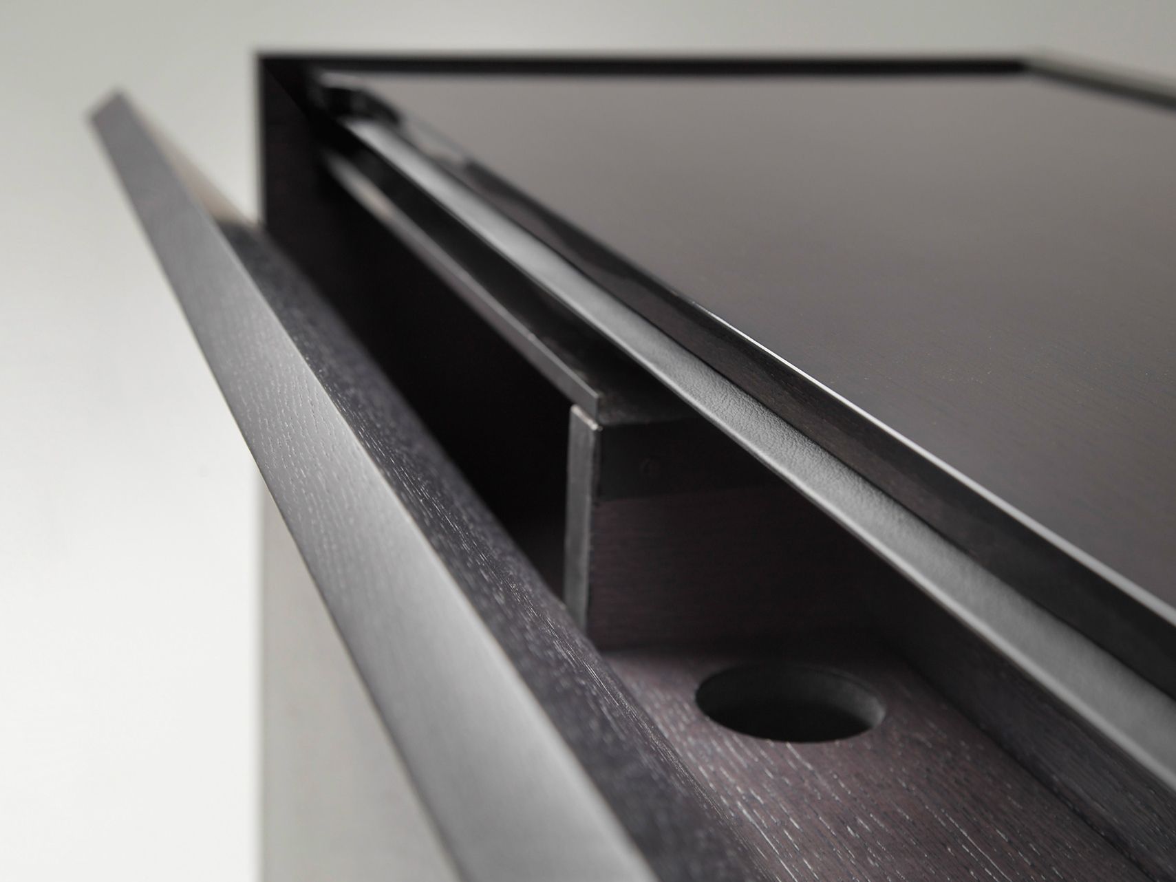 Деревянный низкий офисный шкаф Poltrona Frau офис-системы управления ARCH-00111452 - Вид №1