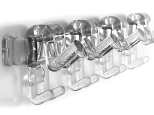 Стальная и пластиковая полупрозрачная настенная вешалка