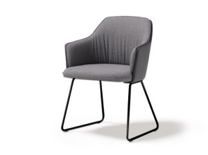 Тканевый стул с подлокотниками