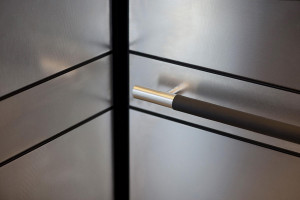 FSRT738 Интерьер лифта Levele-104 с панелями из нержавеющей стали с индивидуальной отделкой; Поручень из секстанта из сантопрена и сатинированной нержавеющей стали в штаб-квартире Metropolitan Bank в Миссисипи, Риджеланд, Миссисипи Forms-surfaces