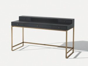 Деревянный и кожаный письменный стол с металлическим декором