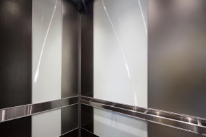 FSRT689 Интерьер лифта Levele-101 с индивидуальной компоновкой панелей; Панели захвата из вивихромового хромисового стекла с серо-коричневой прослойкой и опалексной отделкой, рифленое белое стекло по индивидуальному заказу, индивидуальный керамогранит, не