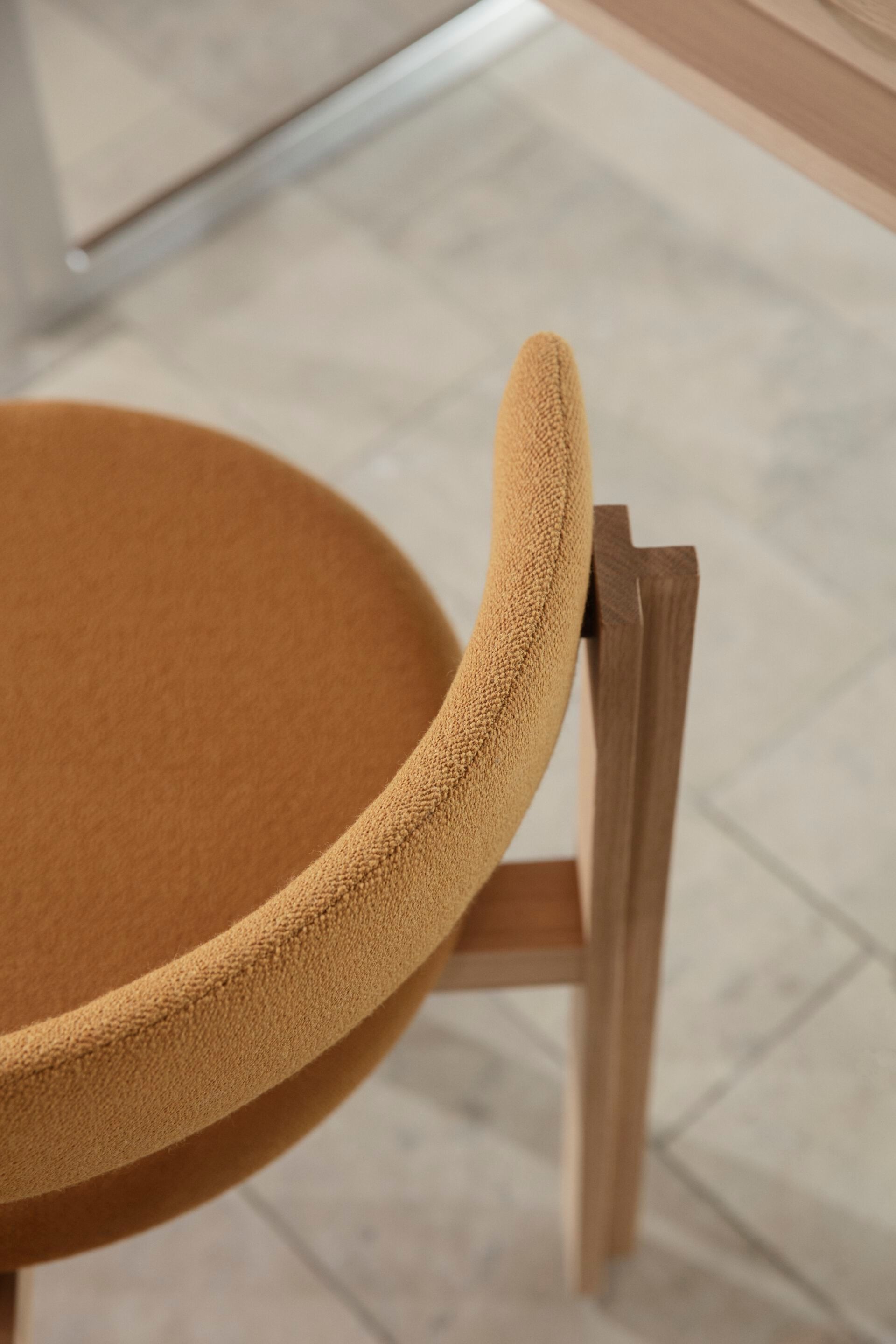 Дубовый стул с мягким сиденьем Karakter Principal ARCH-00109418 - Вид №10