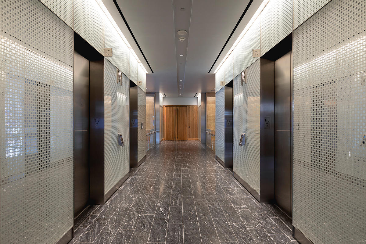 FSRT636 Система облицовки стен Levelr с панелями из вивихромового хромового стекла в отражающей конфигурации с индивидуальной цветовой прослойкой и опалексной отделкой, индивидуальной графикой туалета с индивидуальной подсветкой световой панели и настраив Forms-surfaces 