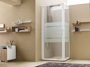 Угловая душевая кабина с распашной дверью