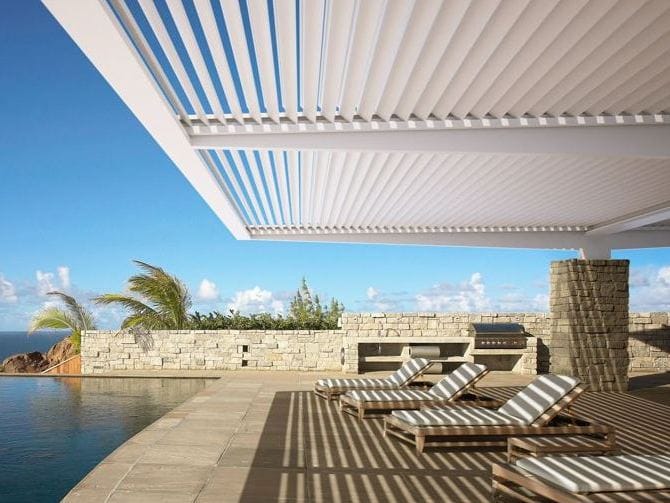 Самонесущая пергола из алюминия с поворотными пластинами STUDIO 66 BLADE 230 ARCH-00000811