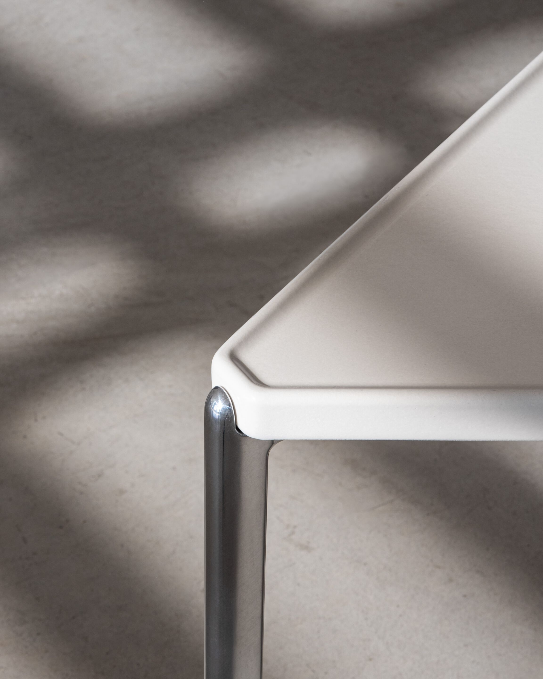 Алюминиевый треугольный высокий журнальный столик с жидким покрытием Magis тамбур ARCH-00152163 - Вид №7