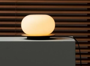 Milan Iluminacion Настольная лампа из ясеня и дутого стекла Knock 6715