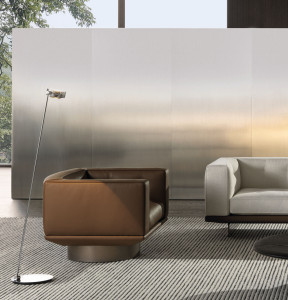 Кожаное вращающееся кресло с подлокотниками